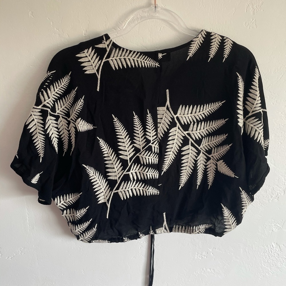 Fifteen Twenty embroidered cropped tee black and cream NWOT XS palm leaf - Picture 8 of 8